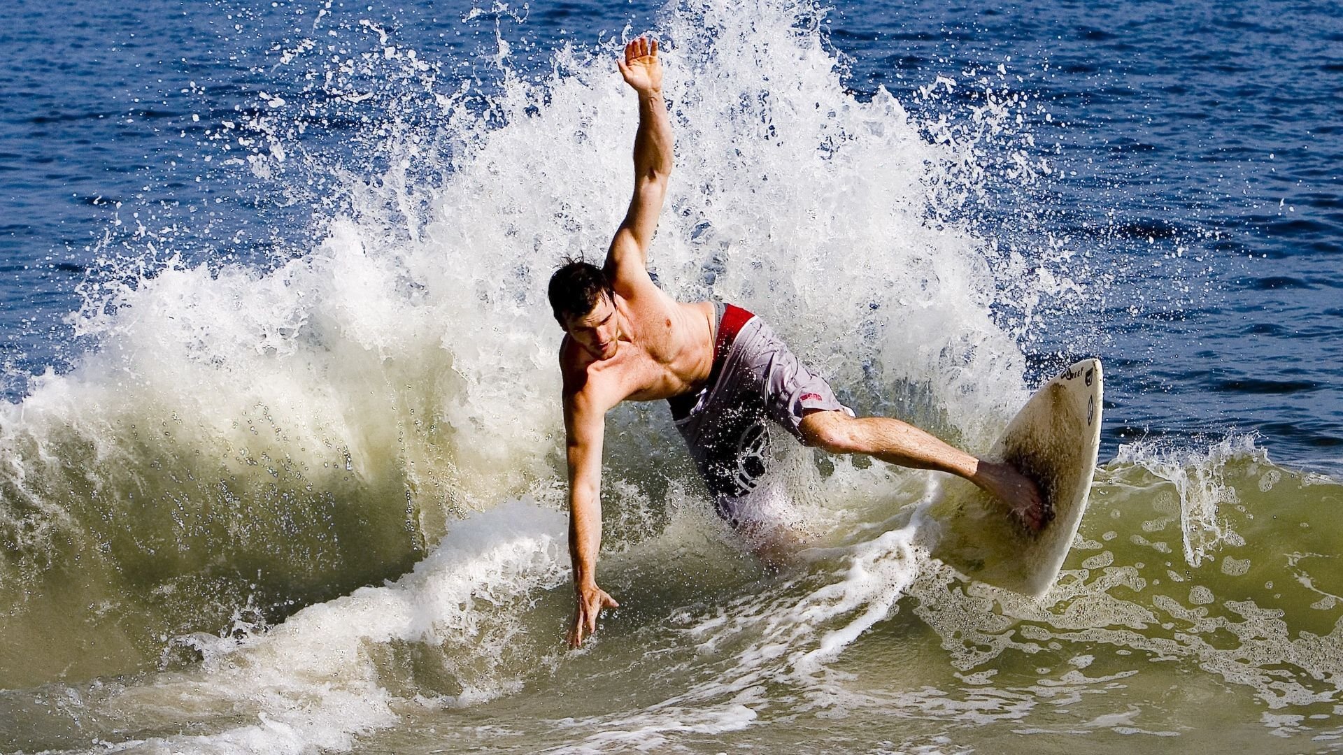 赛道与球场，F1新赛季揭幕战之夜，小贾伦硬仗之王的双重奏