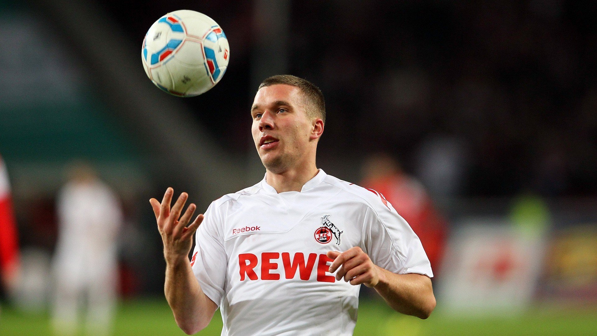 开云官方平台-梅赛德斯险胜法拉利，维斯塔潘刷新纪录，一场载入史册的F1对决